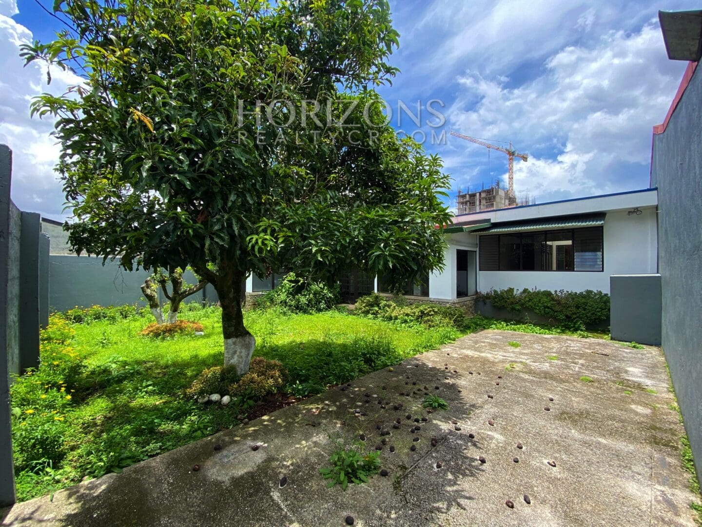 SE ALQUILA EN CURRIDABAT CASA INDEPENDIENTE DE UN NIVEL 3 HABITACIONES OFICINA Y JARDÍN POR PLAZA DEL SOL NJA769