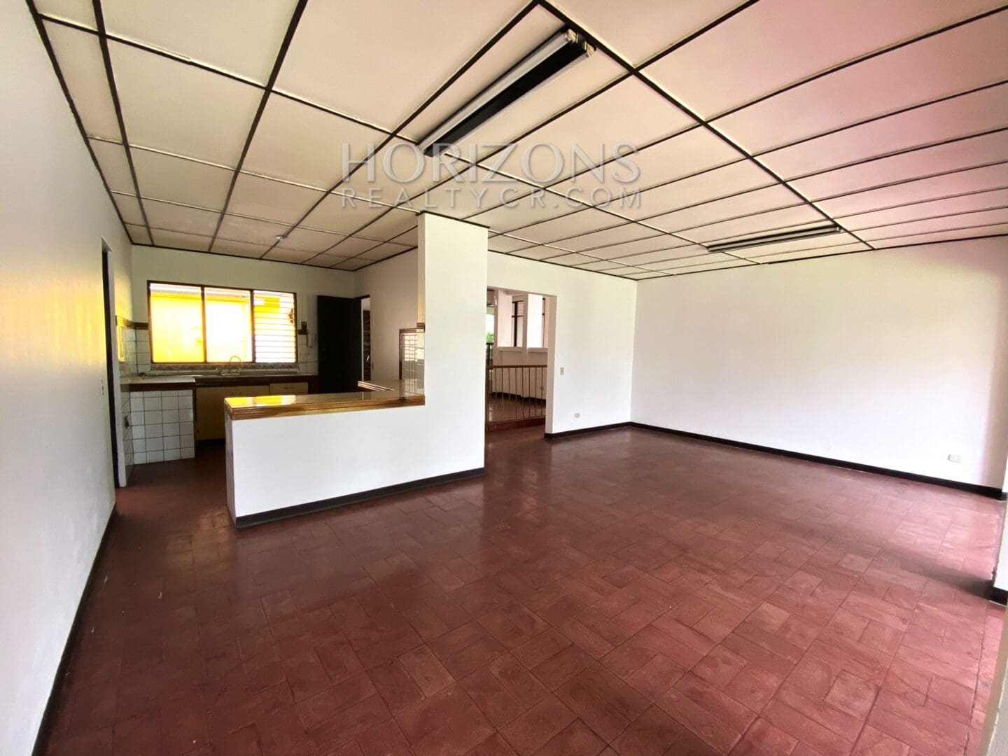 SE ALQUILA EN CURRIDABAT CASA INDEPENDIENTE DE UN NIVEL 3 HABITACIONES OFICINA Y JARDÍN POR PLAZA DEL SOL NJA769