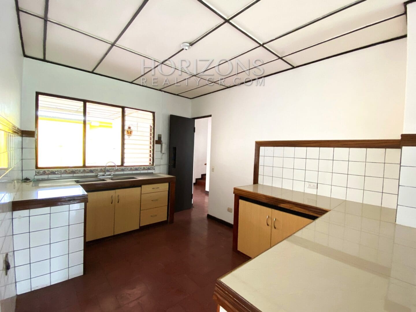 SE ALQUILA EN CURRIDABAT CASA INDEPENDIENTE DE UN NIVEL 3 HABITACIONES OFICINA Y JARDÍN POR PLAZA DEL SOL NJA769