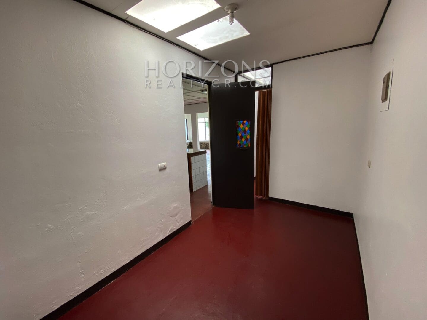 SE ALQUILA EN CURRIDABAT CASA INDEPENDIENTE DE UN NIVEL 3 HABITACIONES OFICINA Y JARDÍN POR PLAZA DEL SOL NJA769
