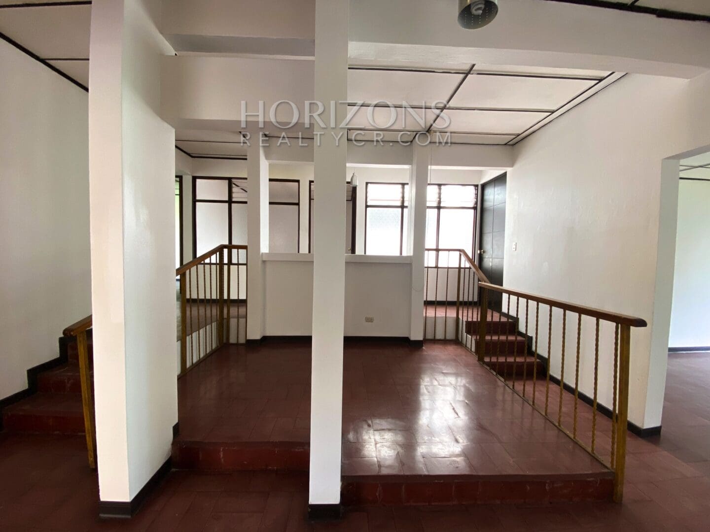 SE ALQUILA EN CURRIDABAT CASA INDEPENDIENTE DE UN NIVEL 3 HABITACIONES OFICINA Y JARDÍN POR PLAZA DEL SOL NJA769