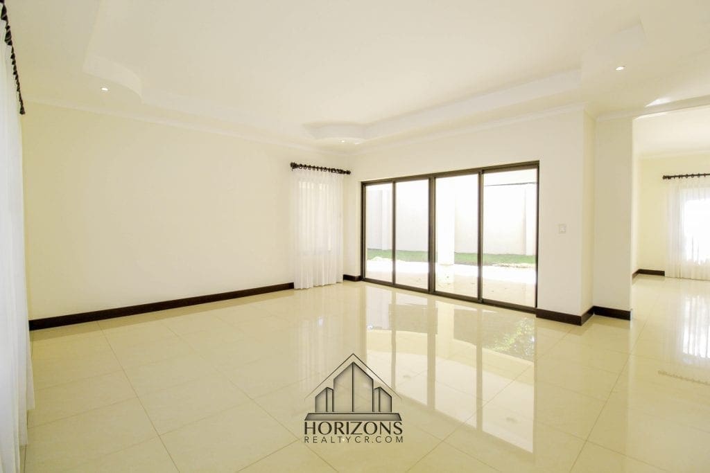 ALQUILER DE LUJOSA CASA EN SANTA ANA 4 HABITACIONES NOJ470