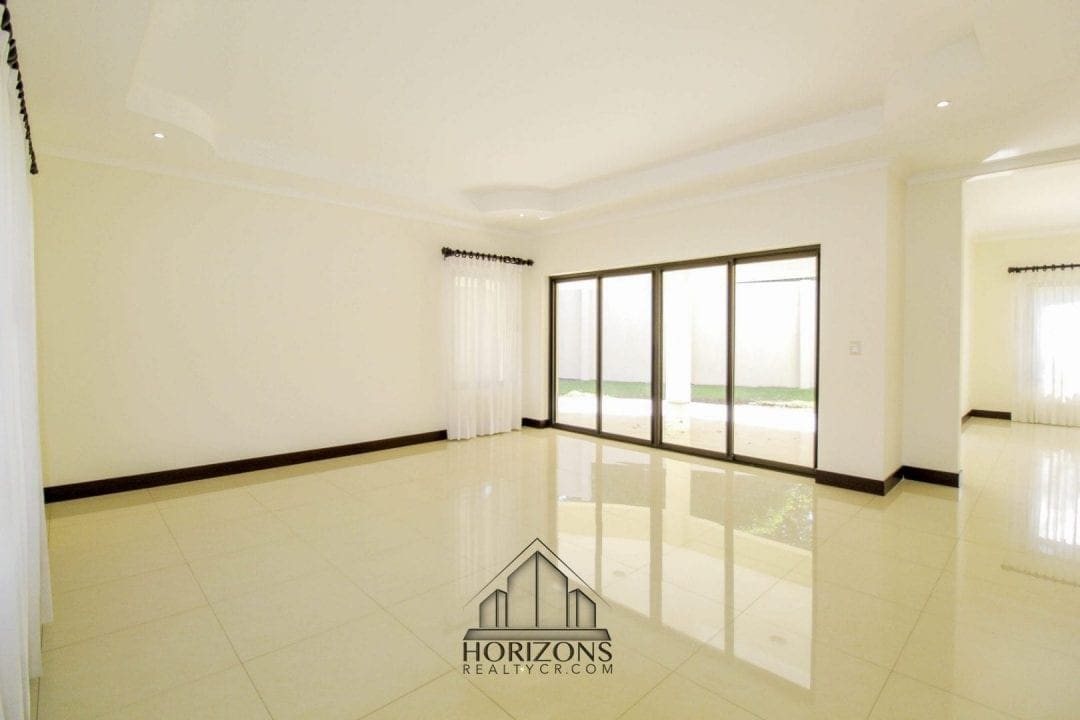 ALQUILER DE LUJOSA CASA EN SANTA ANA 4 HABITACIONES NOJ470
