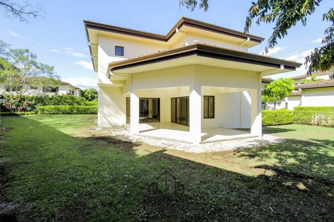 ALQUILER DE LUJOSA CASA EN SANTA ANA 4 HABITACIONES NOJ470