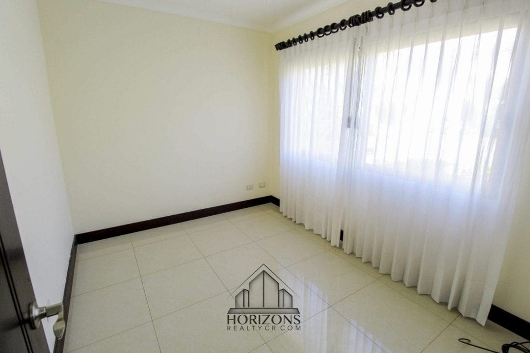 ALQUILER DE LUJOSA CASA EN SANTA ANA 4 HABITACIONES NOJ470