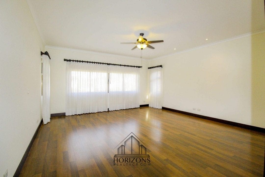 ALQUILER DE LUJOSA CASA EN SANTA ANA 4 HABITACIONES NOJ470