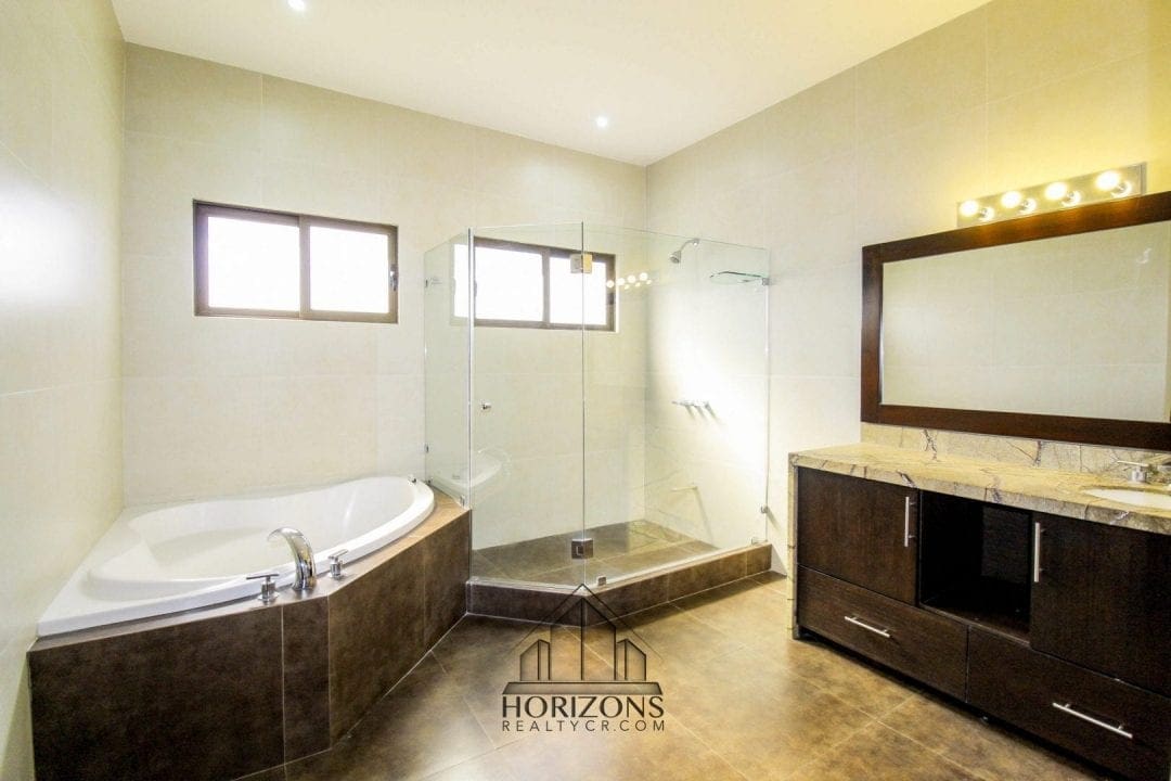 ALQUILER DE LUJOSA CASA EN SANTA ANA 4 HABITACIONES NOJ470