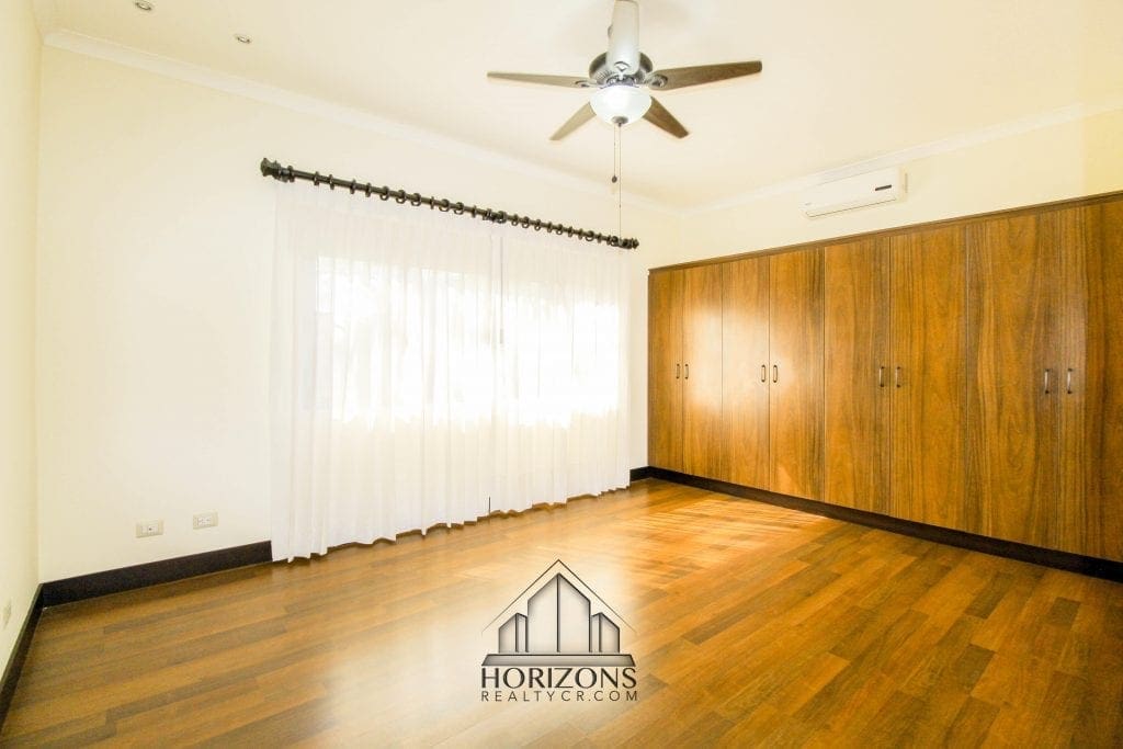 ALQUILER DE LUJOSA CASA EN SANTA ANA 4 HABITACIONES NOJ470