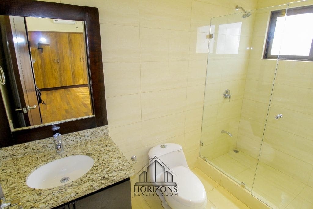 ALQUILER DE LUJOSA CASA EN SANTA ANA 4 HABITACIONES NOJ470