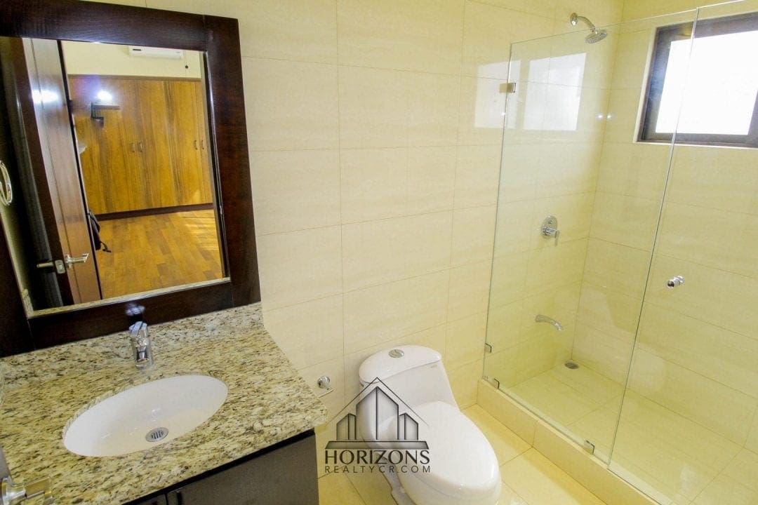 ALQUILER DE LUJOSA CASA EN SANTA ANA 4 HABITACIONES NOJ470