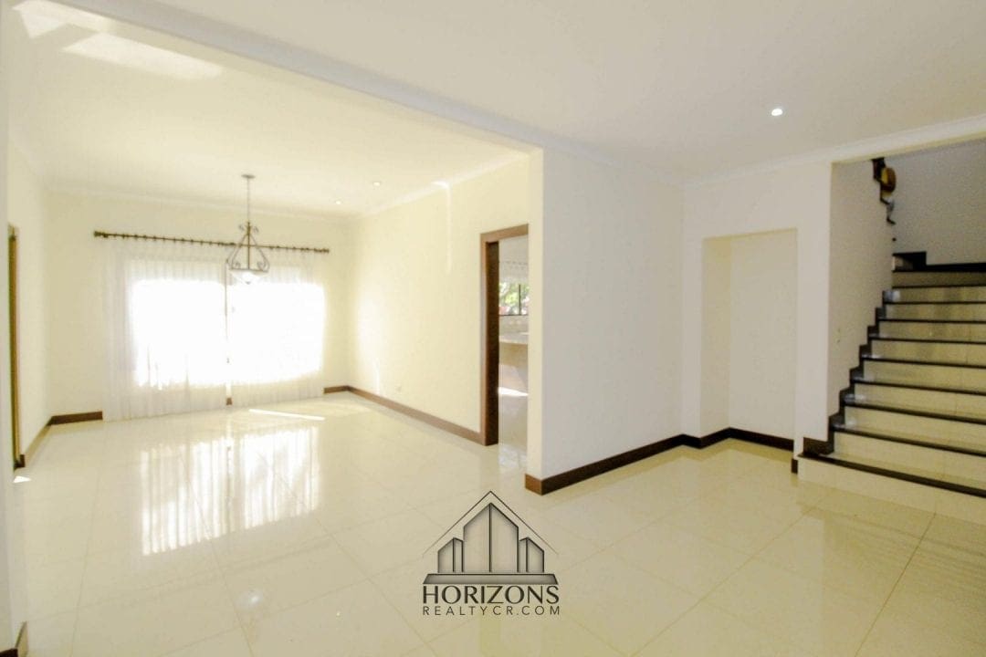 ALQUILER DE LUJOSA CASA EN SANTA ANA 4 HABITACIONES NOJ470