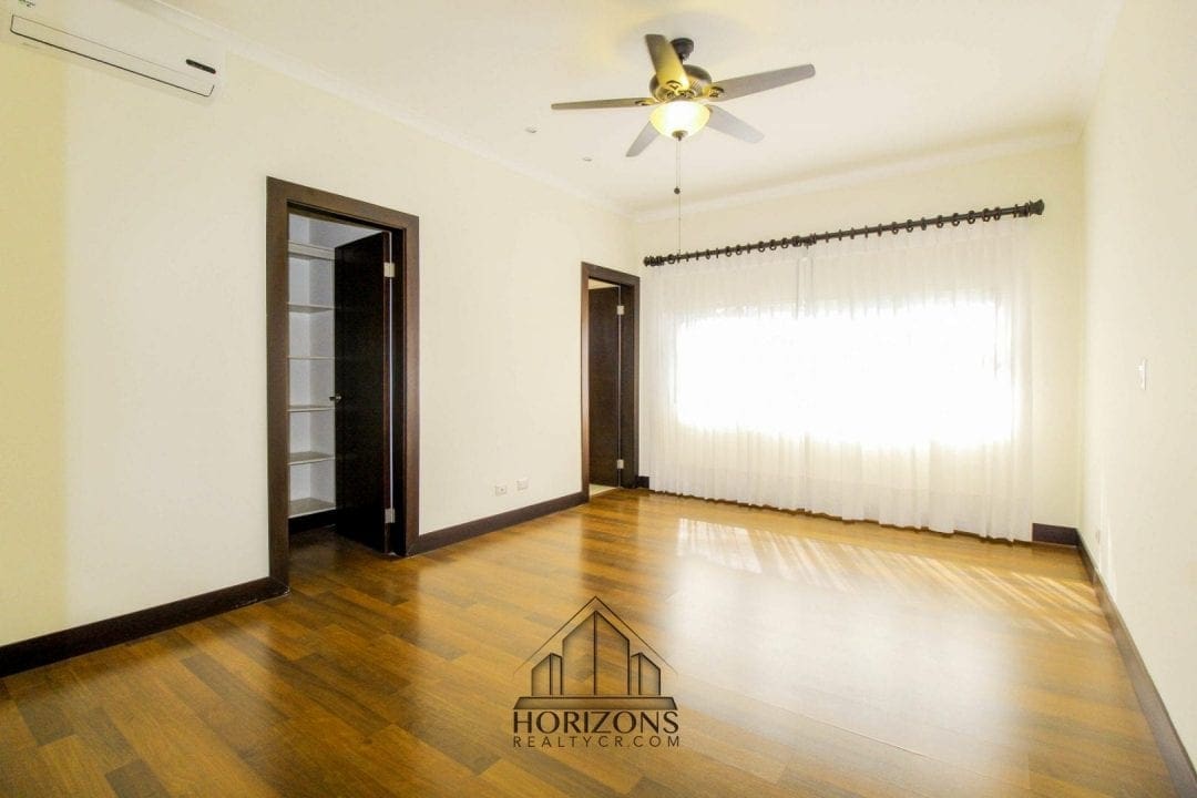 ALQUILER DE LUJOSA CASA EN SANTA ANA 4 HABITACIONES NOJ470