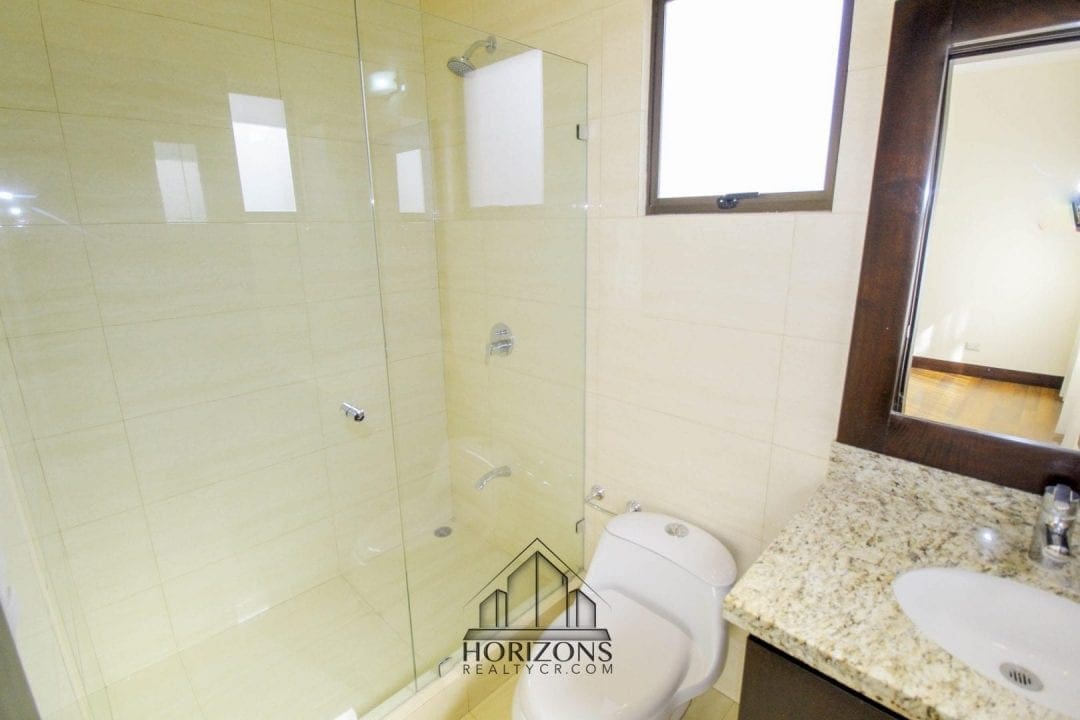 ALQUILER DE LUJOSA CASA EN SANTA ANA 4 HABITACIONES NOJ470