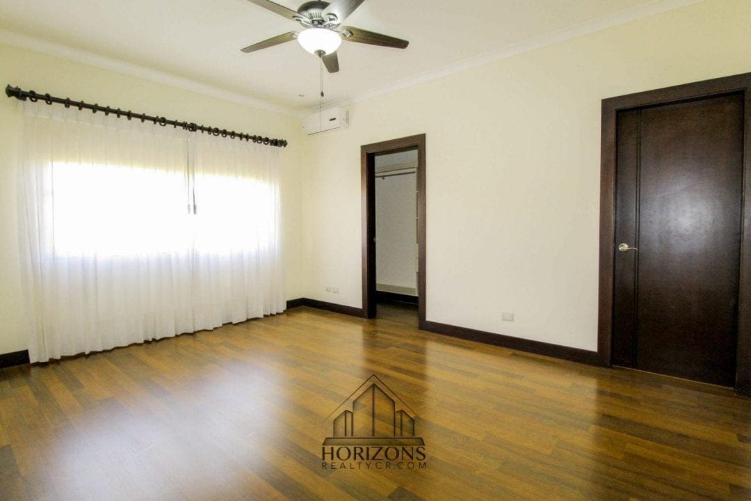 ALQUILER DE LUJOSA CASA EN SANTA ANA 4 HABITACIONES NOJ470