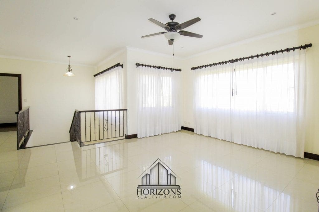ALQUILER DE LUJOSA CASA EN SANTA ANA 4 HABITACIONES NOJ470