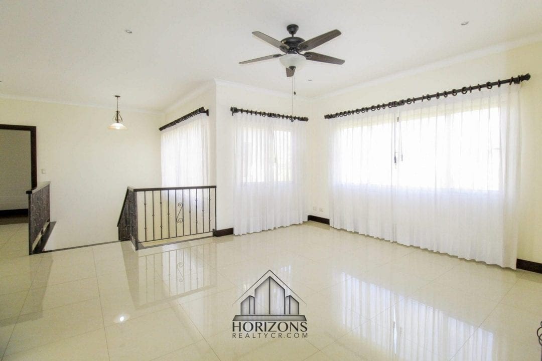 ALQUILER DE LUJOSA CASA EN SANTA ANA 4 HABITACIONES NOJ470