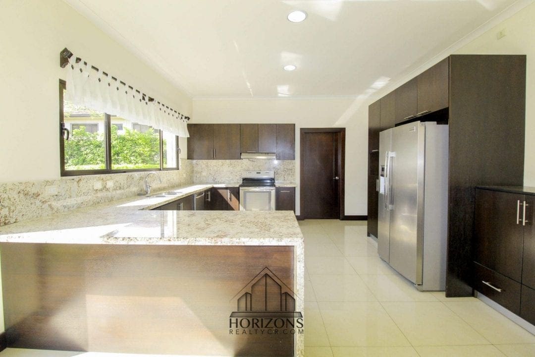 ALQUILER DE LUJOSA CASA EN SANTA ANA 4 HABITACIONES NOJ470
