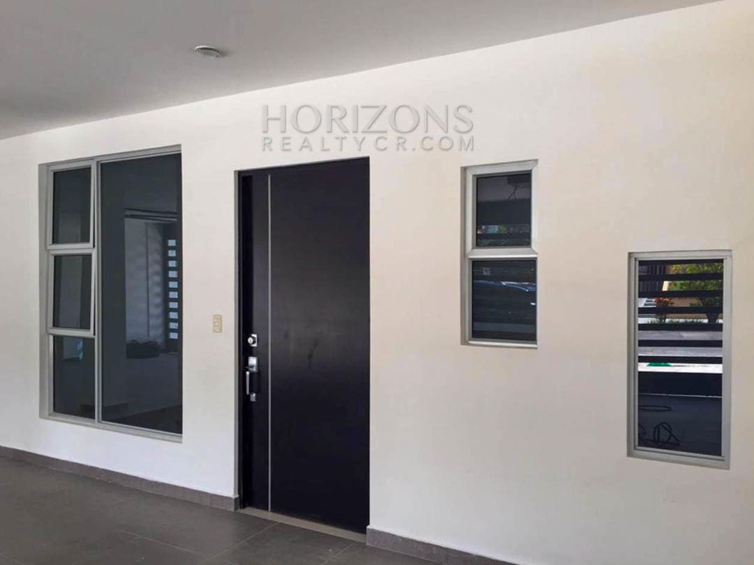 Casa Independiente en Venta en Rohrmoser San José 3 Habitaciones con Patio y Cochera para 2 Vehículos NJA892