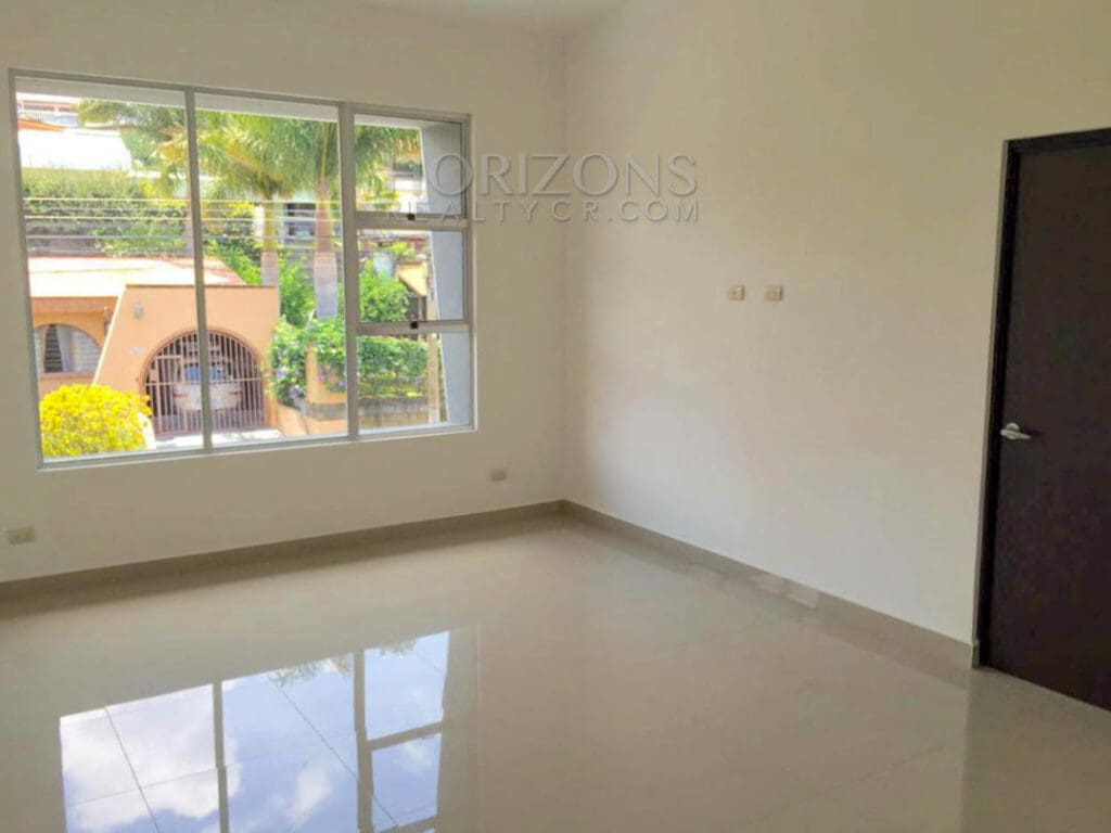 Casa Independiente en Venta en Rohrmoser San José 3 Habitaciones con Patio y Cochera para 2 Vehículos NJA892