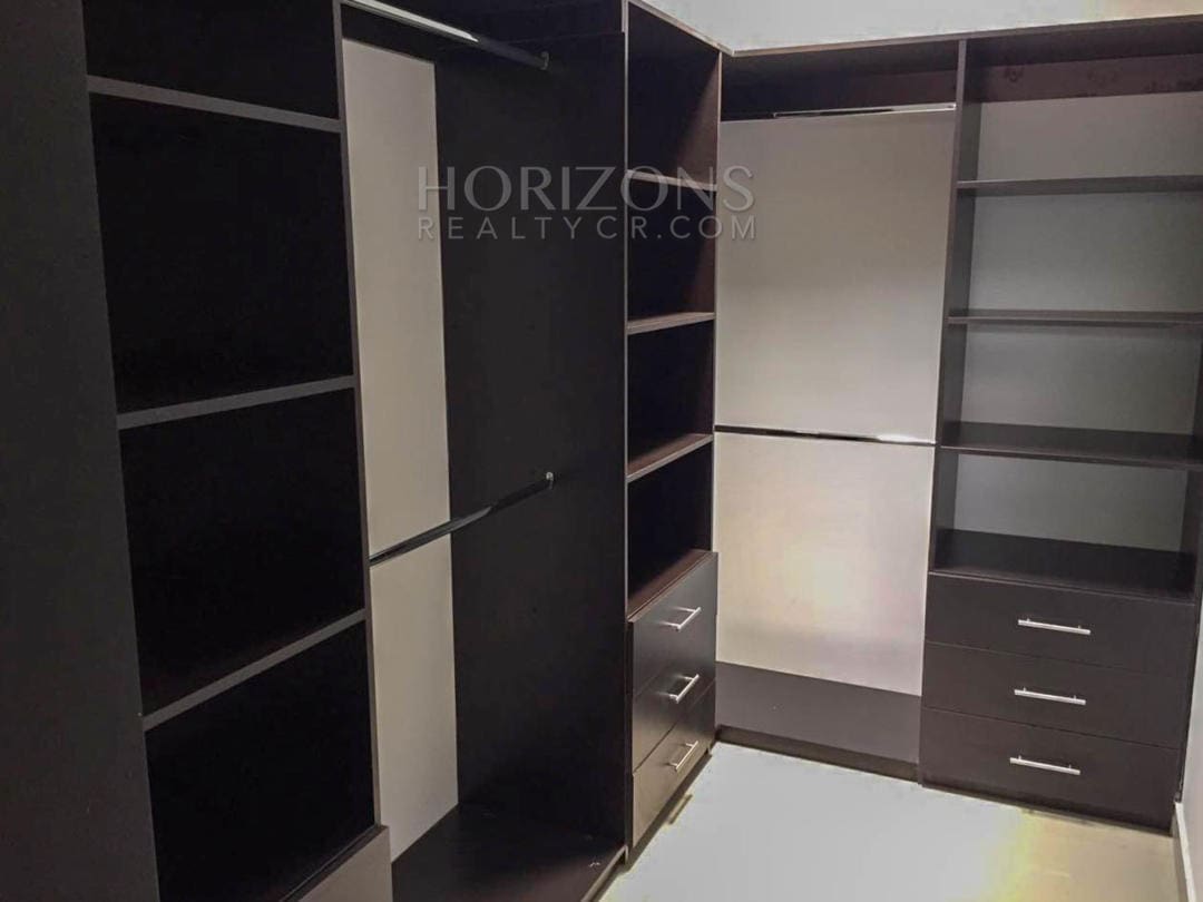 Casa Independiente en Venta en Rohrmoser San José 3 Habitaciones con Patio y Cochera para 2 Vehículos NJA892