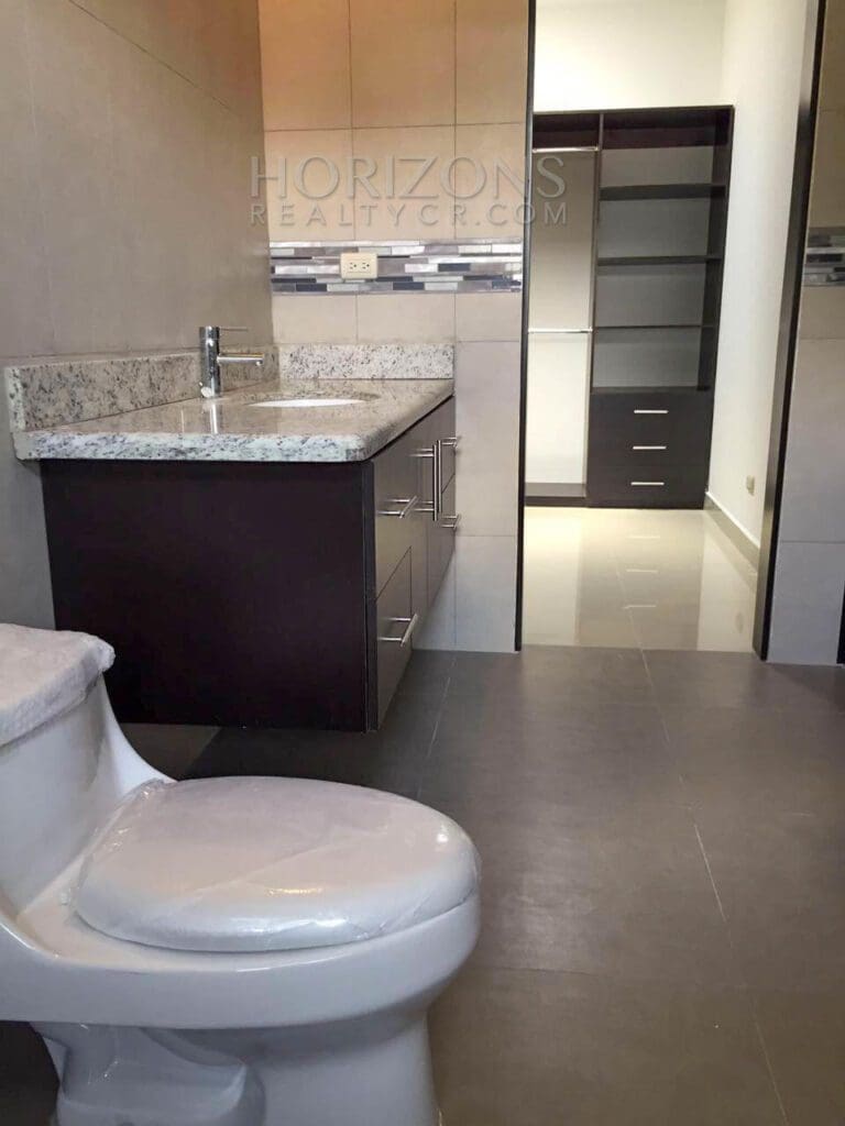 Casa Independiente en Venta en Rohrmoser San José 3 Habitaciones con Patio y Cochera para 2 Vehículos NJA892