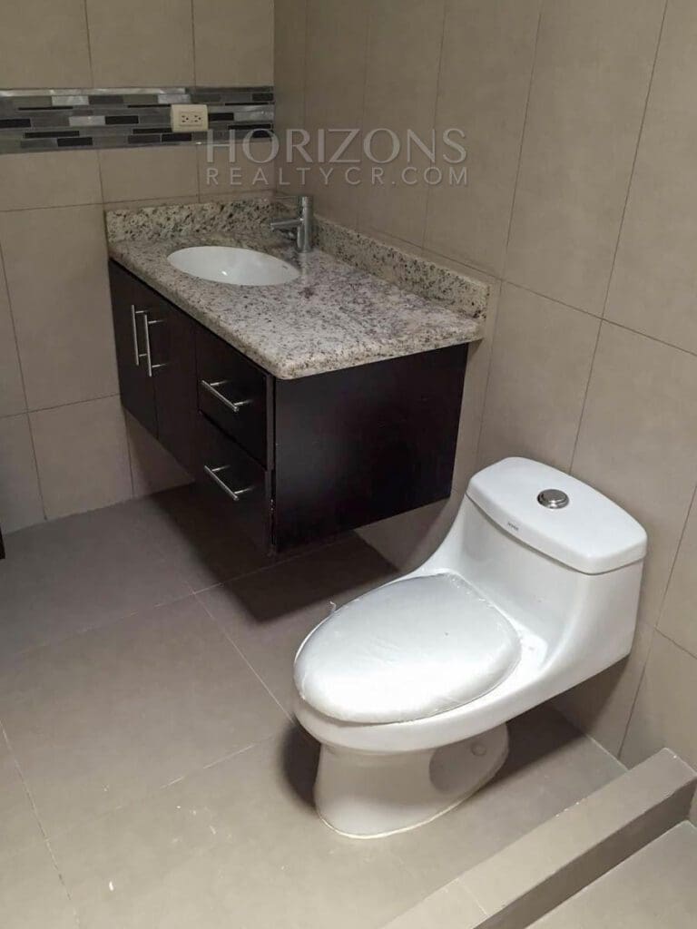 Casa Independiente en Venta en Rohrmoser San José 3 Habitaciones con Patio y Cochera para 2 Vehículos NJA892