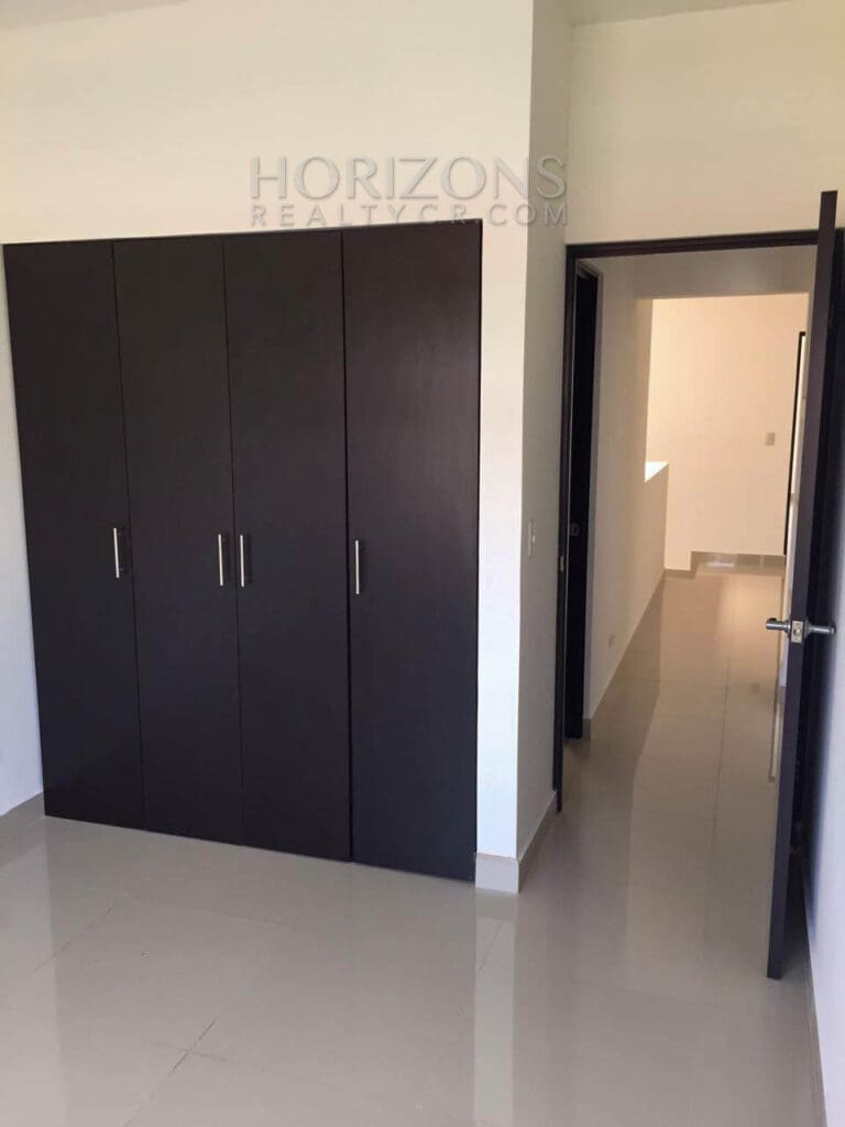 Casa Independiente en Venta en Rohrmoser San José 3 Habitaciones con Patio y Cochera para 2 Vehículos NJA892