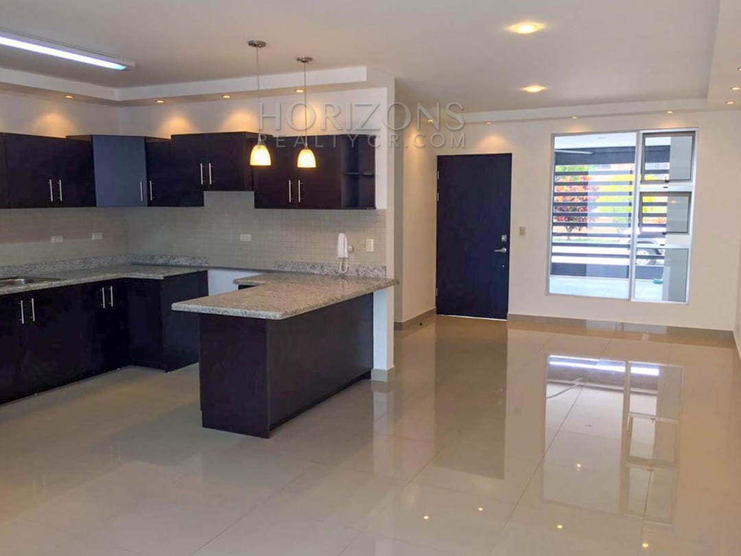 Casa Independiente en Venta en Rohrmoser San José 3 Habitaciones con Patio y Cochera para 2 Vehículos NJA892