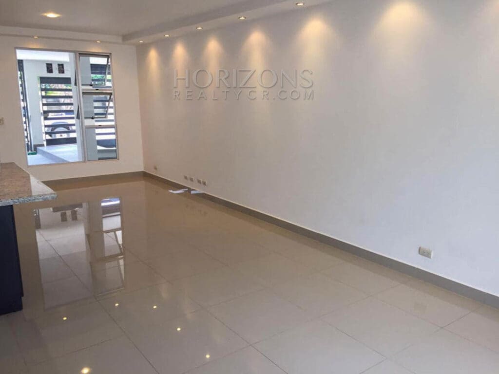 Casa Independiente en Venta en Rohrmoser San José 3 Habitaciones con Patio y Cochera para 2 Vehículos NJA892