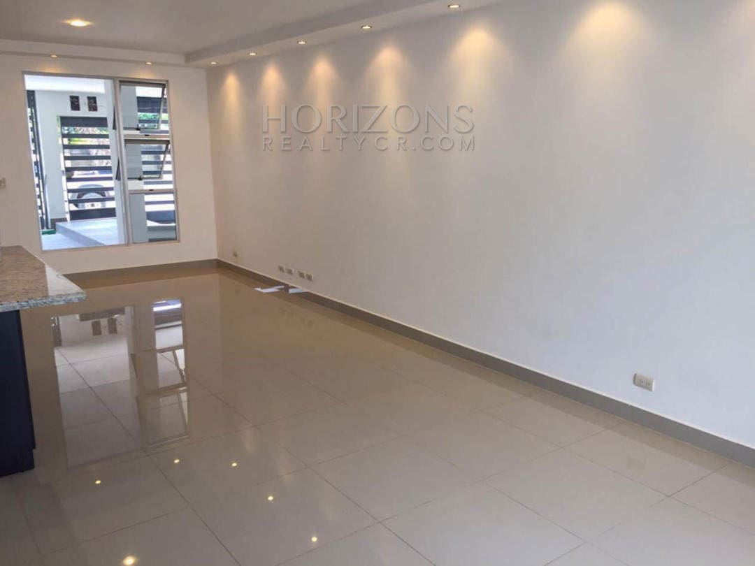 Casa Independiente en Venta en Rohrmoser San José 3 Habitaciones con Patio y Cochera para 2 Vehículos NJA892