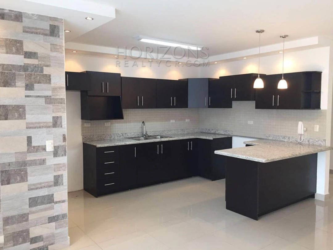 Casa Independiente en Venta en Rohrmoser San José 3 Habitaciones con Patio y Cochera para 2 Vehículos NJA892