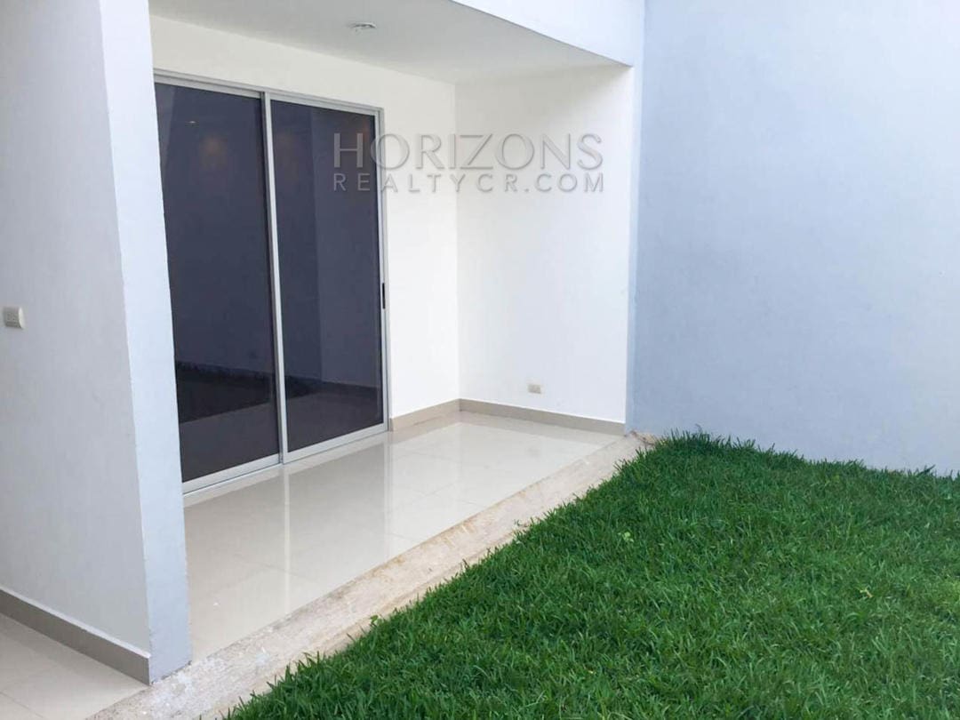 Casa Independiente en Venta en Rohrmoser San José 3 Habitaciones con Patio y Cochera para 2 Vehículos NJA892