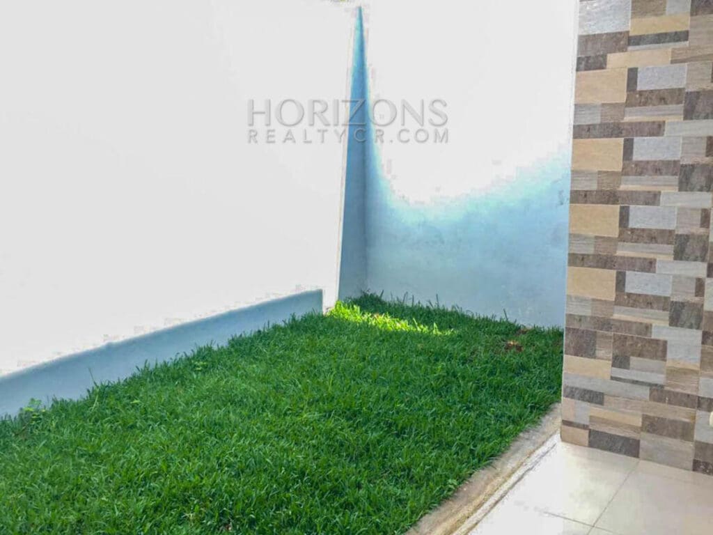 Casa Independiente en Venta en Rohrmoser San José 3 Habitaciones con Patio y Cochera para 2 Vehículos NJA892
