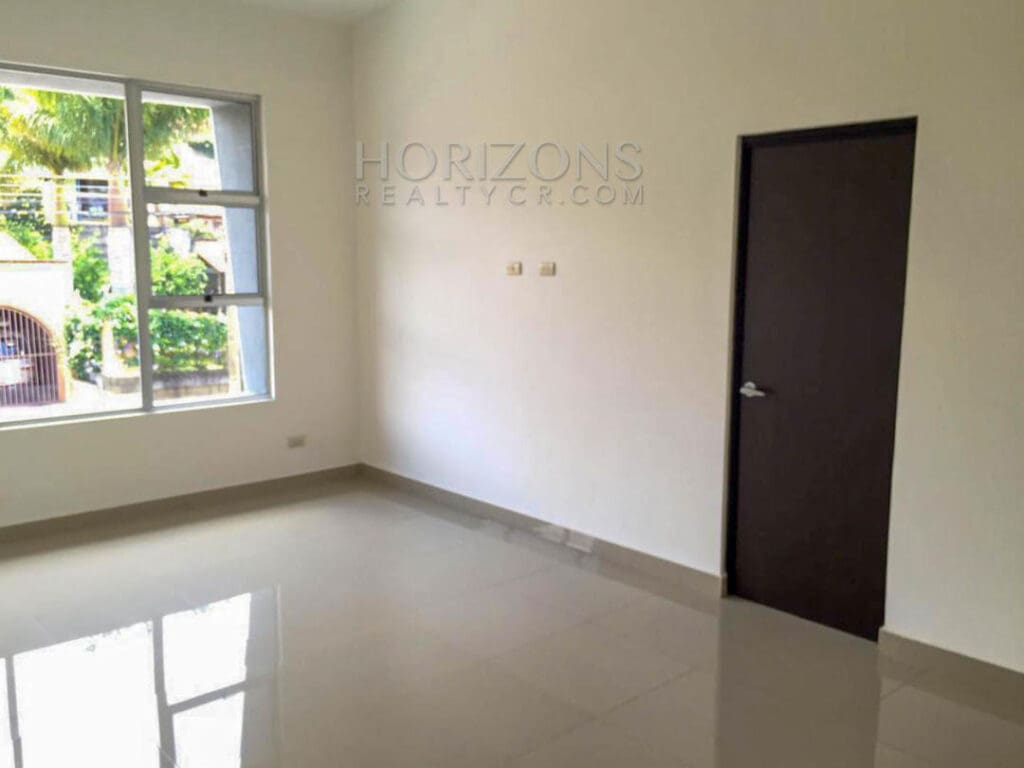 Casa Independiente en Venta en Rohrmoser San José 3 Habitaciones con Patio y Cochera para 2 Vehículos NJA892