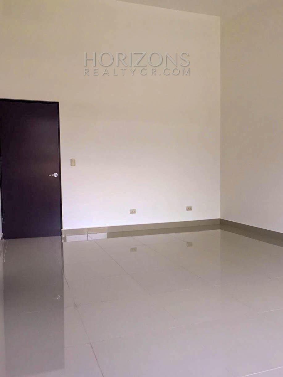 Casa Independiente en Venta en Rohrmoser San José 3 Habitaciones con Patio y Cochera para 2 Vehículos NJA892