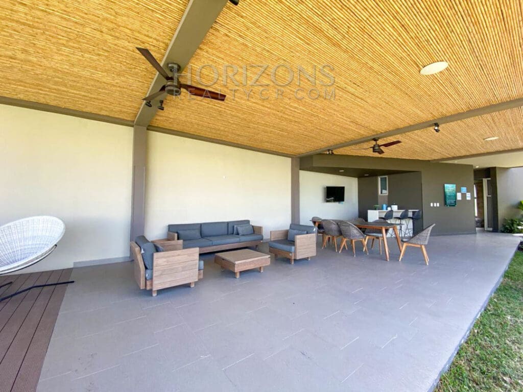 SE ALQUILA CASA CONTEMPORANEA CON PATIO EN ESCAZU 3 HABITACIONES noj737