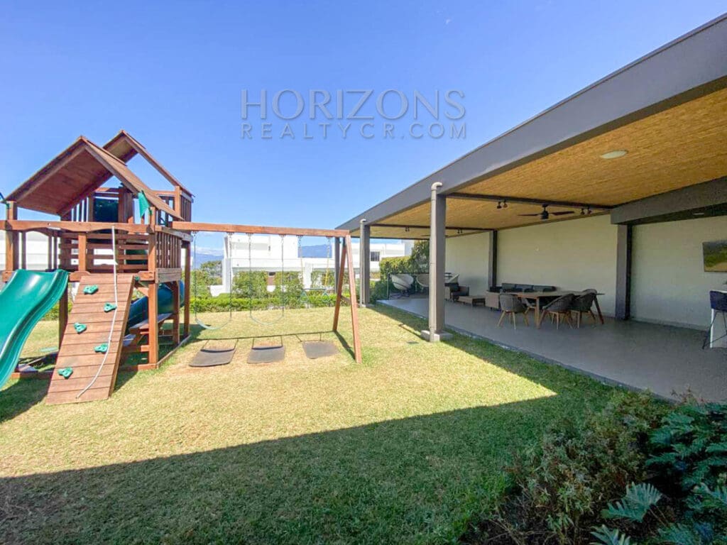 SE ALQUILA CASA CONTEMPORANEA CON PATIO EN ESCAZU 3 HABITACIONES noj737