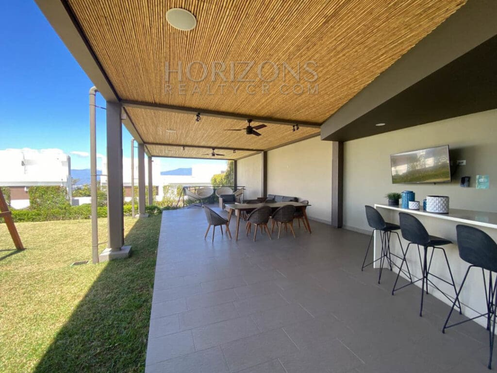 SE ALQUILA CASA CONTEMPORANEA CON PATIO EN ESCAZU 3 HABITACIONES noj737