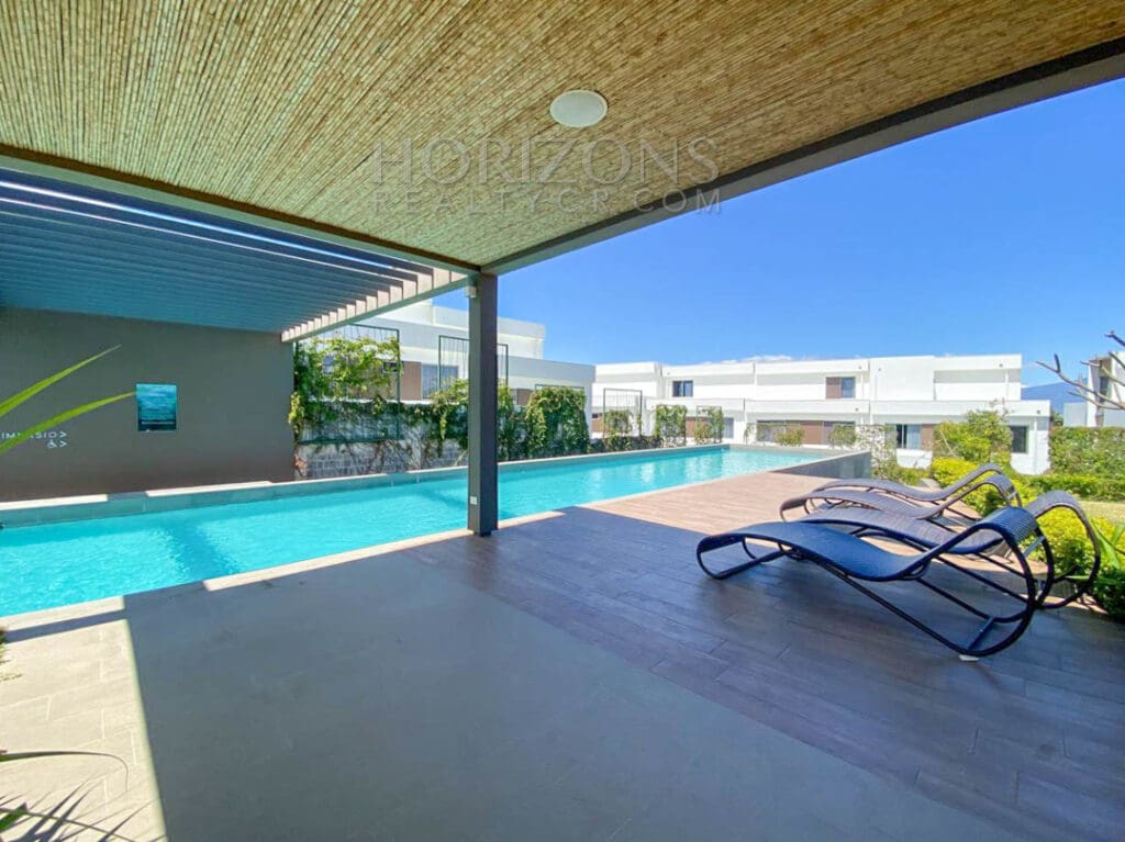 SE ALQUILA CASA CONTEMPORANEA CON PATIO EN ESCAZU 3 HABITACIONES noj737