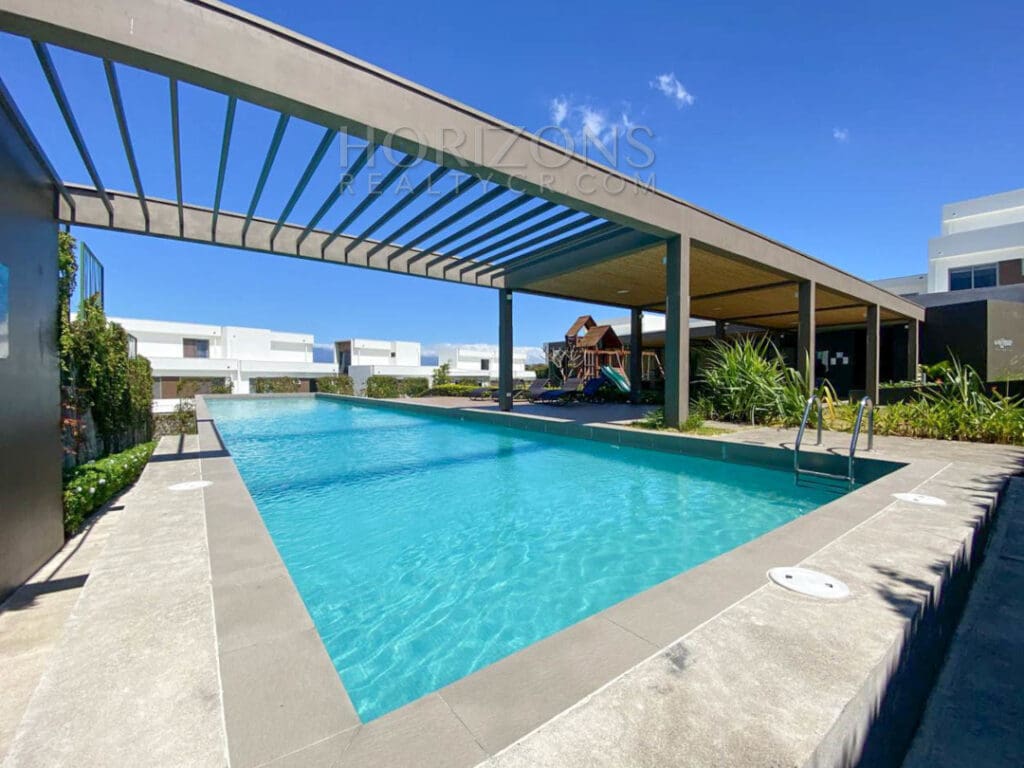 SE ALQUILA CASA CONTEMPORANEA CON PATIO EN ESCAZU 3 HABITACIONES noj737