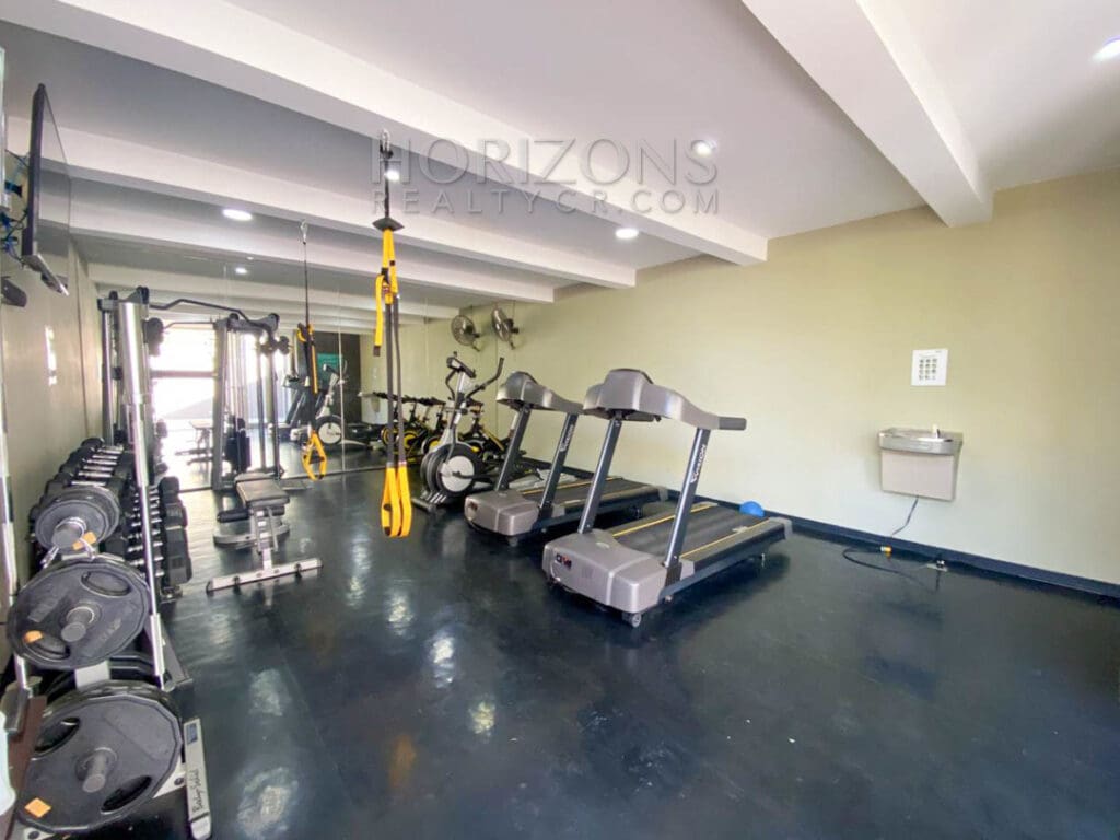 SE ALQUILA CASA CONTEMPORANEA CON PATIO EN ESCAZU 3 HABITACIONES noj737
