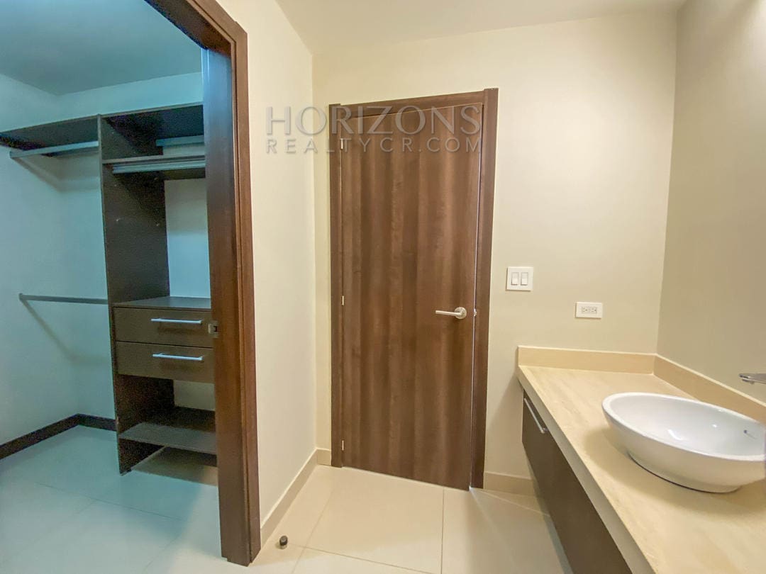 AMPLIO APARTAMENTO CONTEMPORANEO A 1.7 KM DE ROTONDA BANDERA nja908