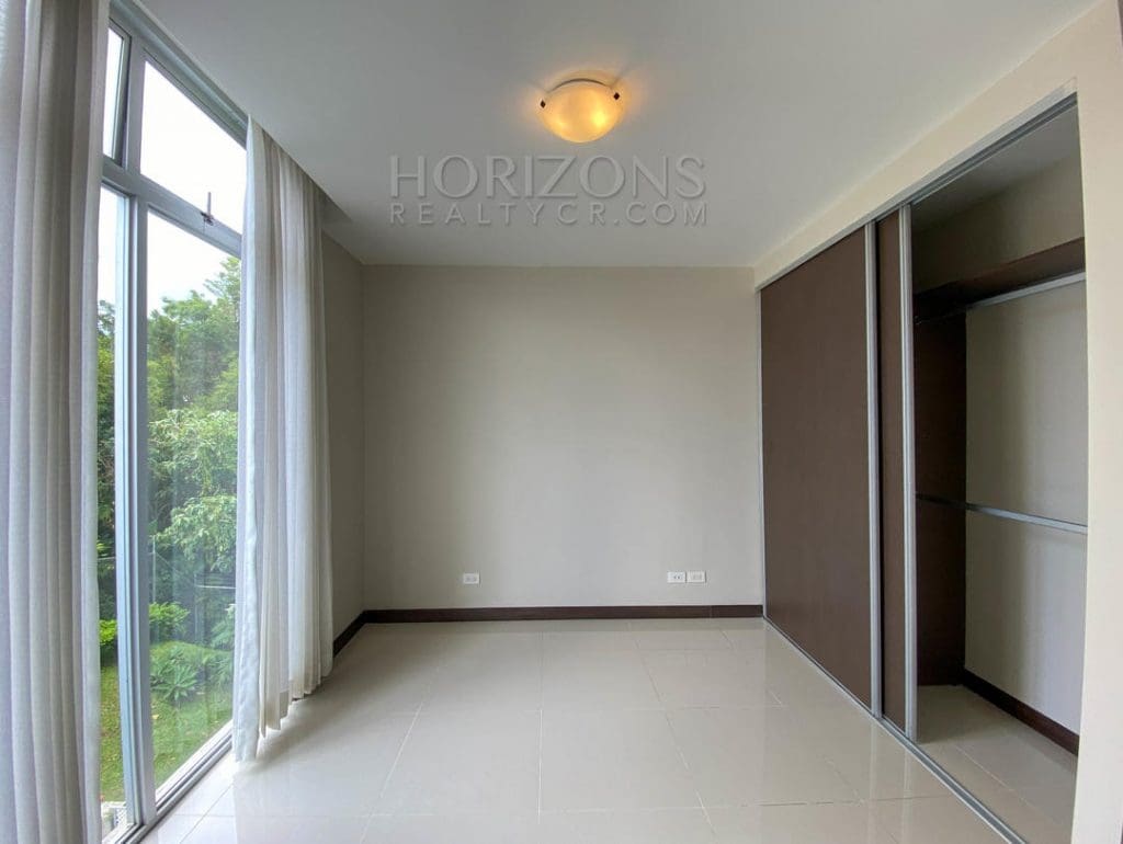 AMPLIO APARTAMENTO CONTEMPORANEO A 1.7 KM DE ROTONDA BANDERA nja908