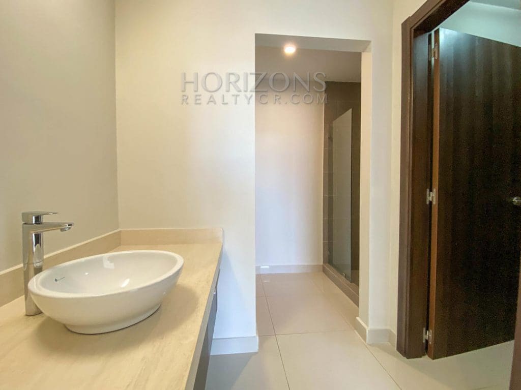AMPLIO APARTAMENTO CONTEMPORANEO A 1.7 KM DE ROTONDA BANDERA nja908