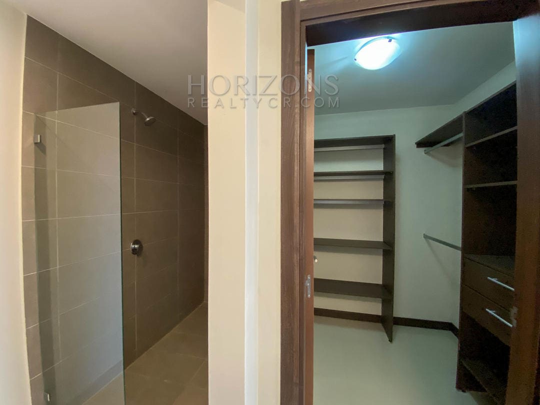 AMPLIO APARTAMENTO CONTEMPORANEO A 1.7 KM DE ROTONDA BANDERA nja908