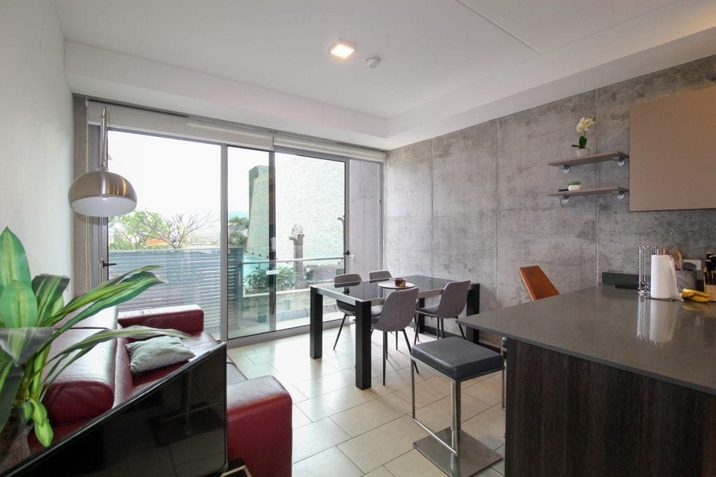 SE ALQUILA APARTAMENTO  2 HABITACIONES AMUEBLADO EN CONDOMINIO QBO NJJ27