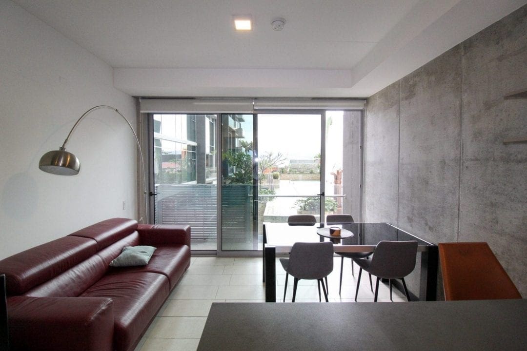 SE ALQUILA APARTAMENTO  2 HABITACIONES AMUEBLADO EN CONDOMINIO QBO NJJ27