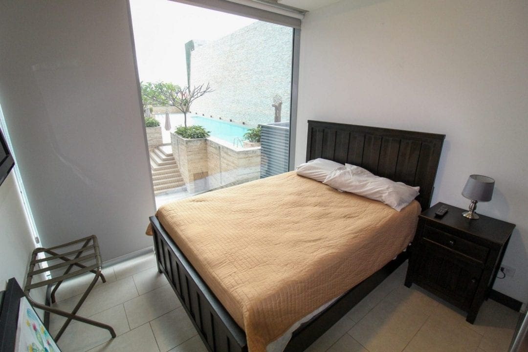 SE ALQUILA APARTAMENTO  2 HABITACIONES AMUEBLADO EN CONDOMINIO QBO NJJ27