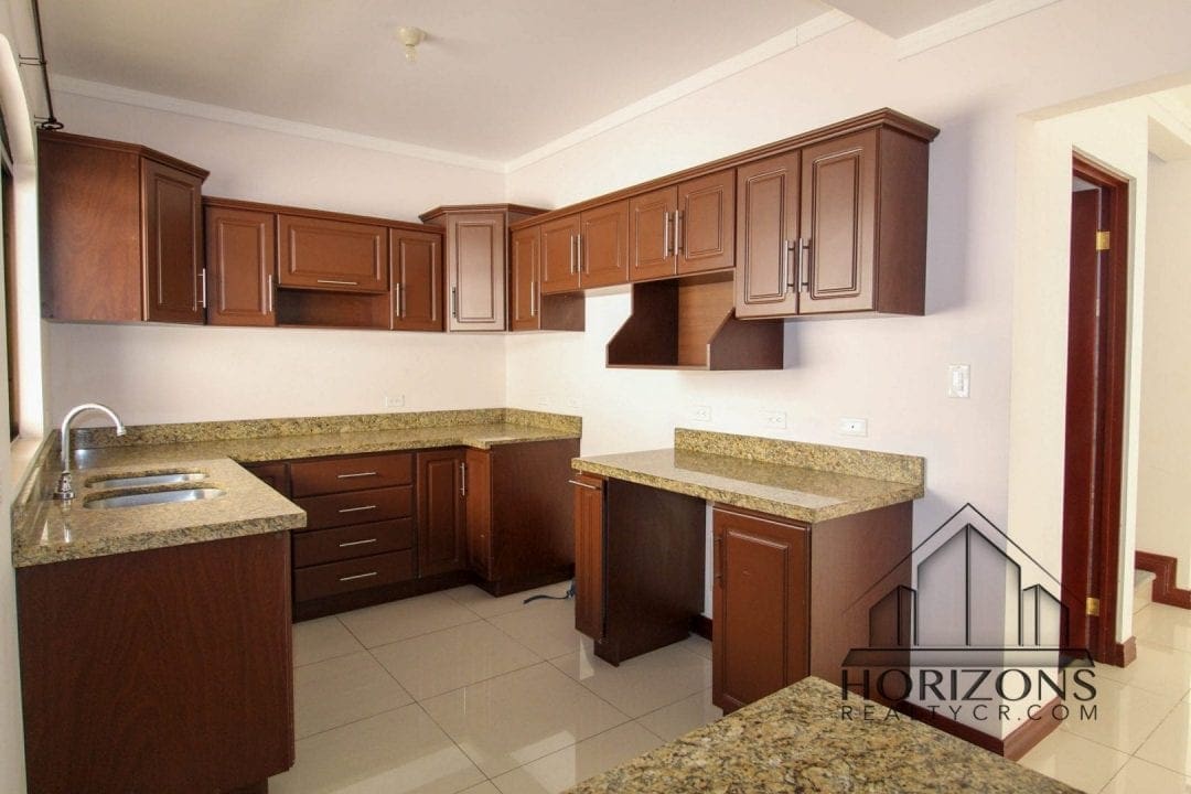 AMPLIA CASA EN AYARCO 3 HABITACIONES TERRAZA NJM24
