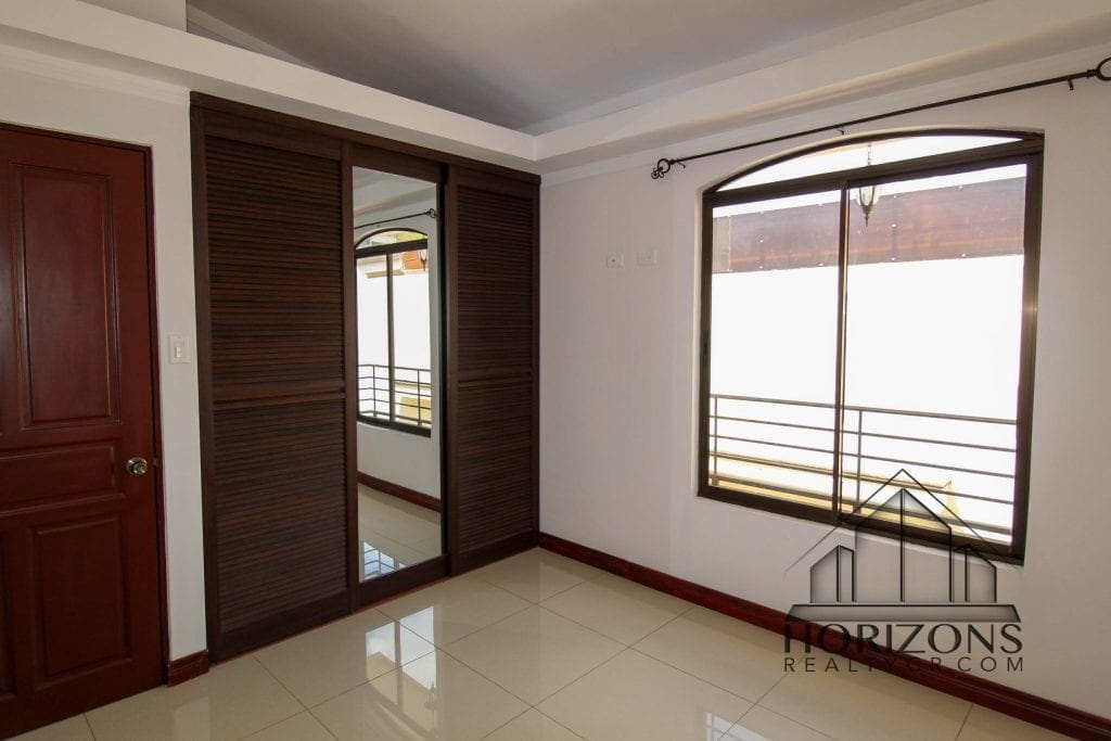 AMPLIA CASA EN AYARCO 3 HABITACIONES TERRAZA NJM24